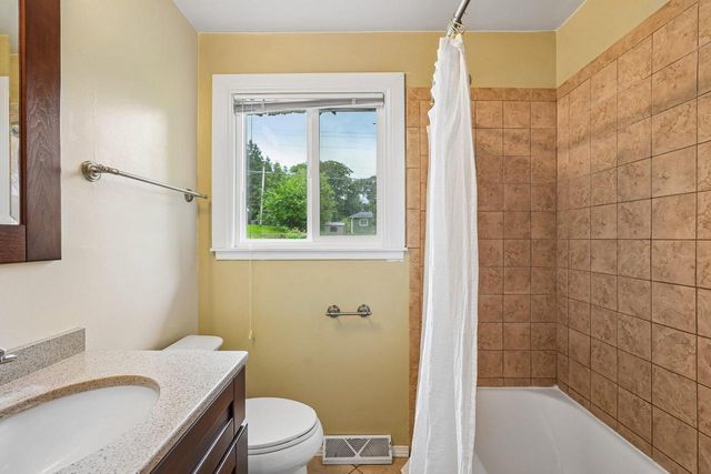 1633 Aldoro DRIVE, Waukesha, WI 53188