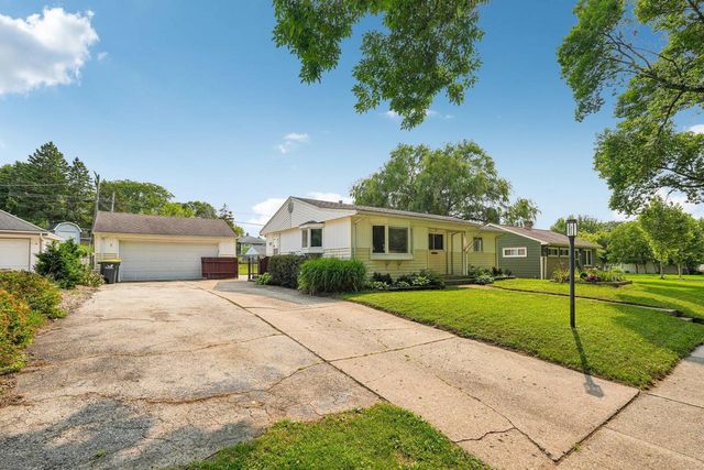 1633 Aldoro DRIVE, Waukesha, WI 53188