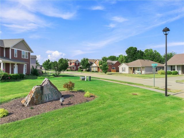 1140 S Oxbow Way, Fayetteville, AR 72704