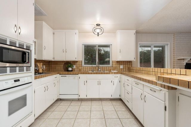 5662 N Thorne Avenue, Fresno, CA 93711