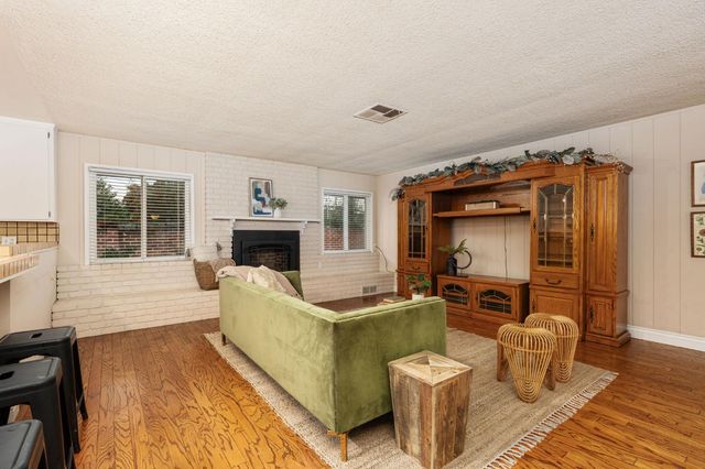 5662 N Thorne Avenue, Fresno, CA 93711