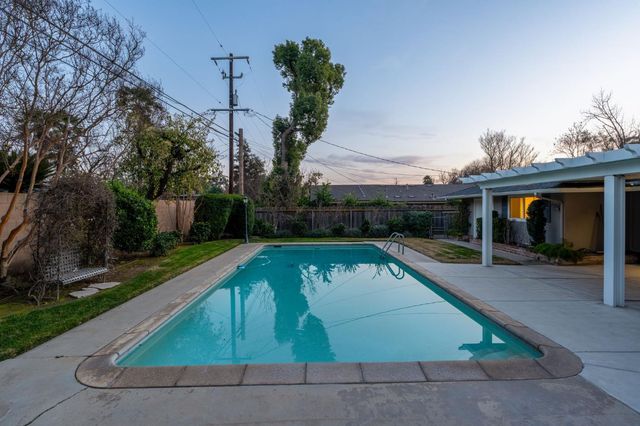 5662 N Thorne Avenue, Fresno, CA 93711