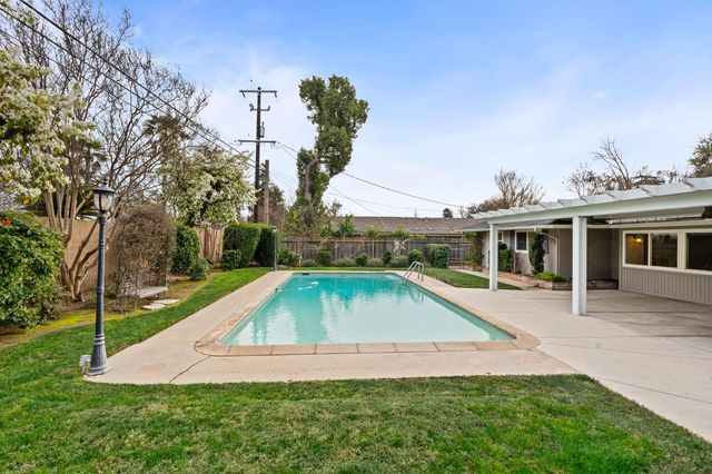 5662 N Thorne Avenue, Fresno, CA 93711