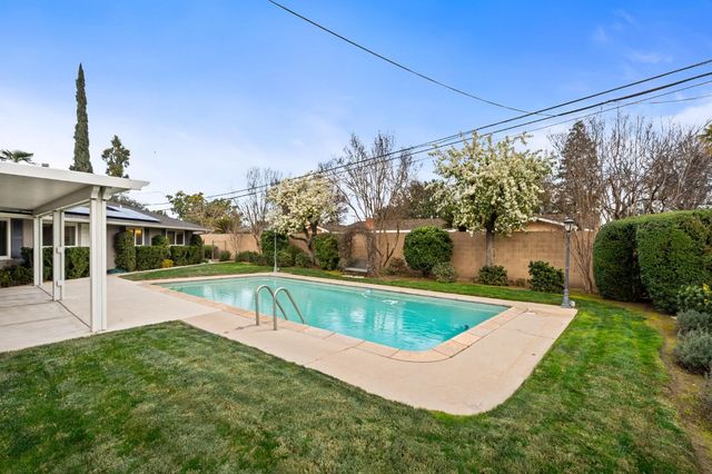 5662 N Thorne Avenue, Fresno, CA 93711