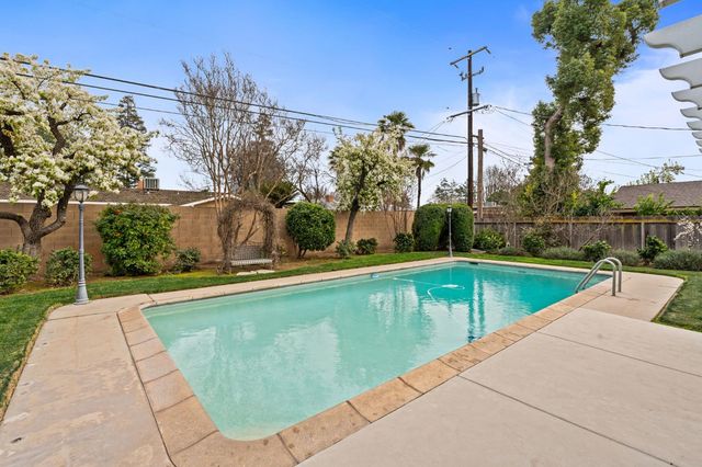 5662 N Thorne Avenue, Fresno, CA 93711