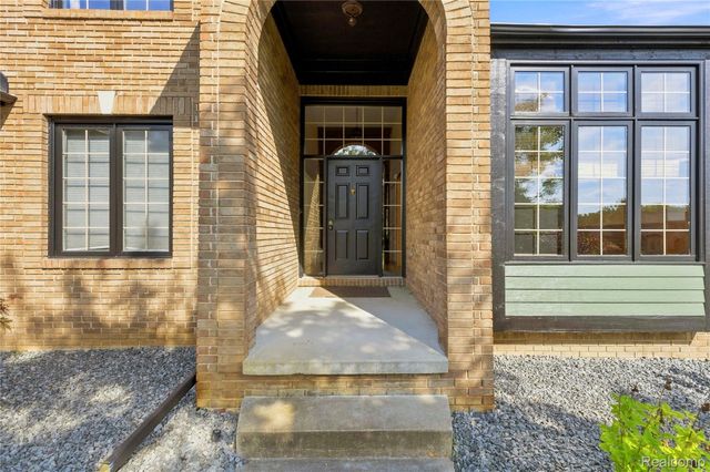 4509 Peppermill Lane, Lake Orion Village, MI 48359