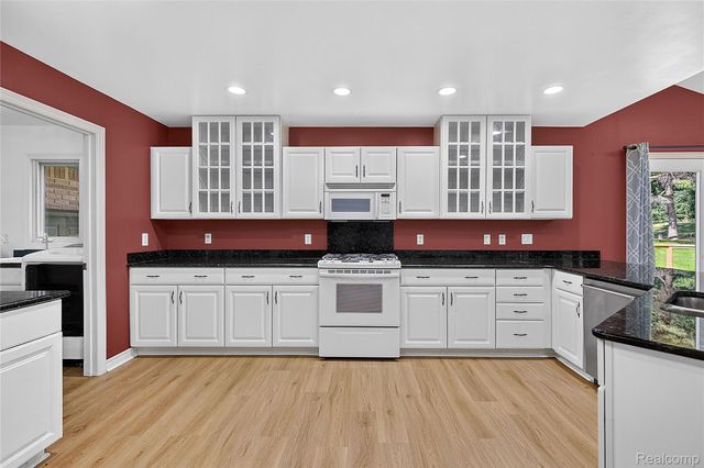 4509 Peppermill Lane, Lake Orion Village, MI 48359