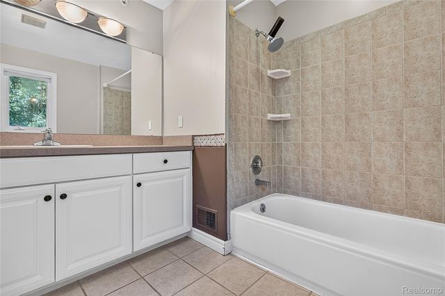 4509 Peppermill Lane, Lake Orion Village, MI 48359