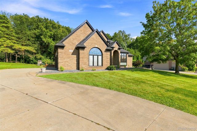 4509 Peppermill Lane, Lake Orion Village, MI 48359