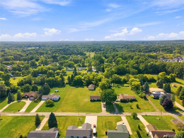 4509 Peppermill Lane, Lake Orion Village, MI 48359