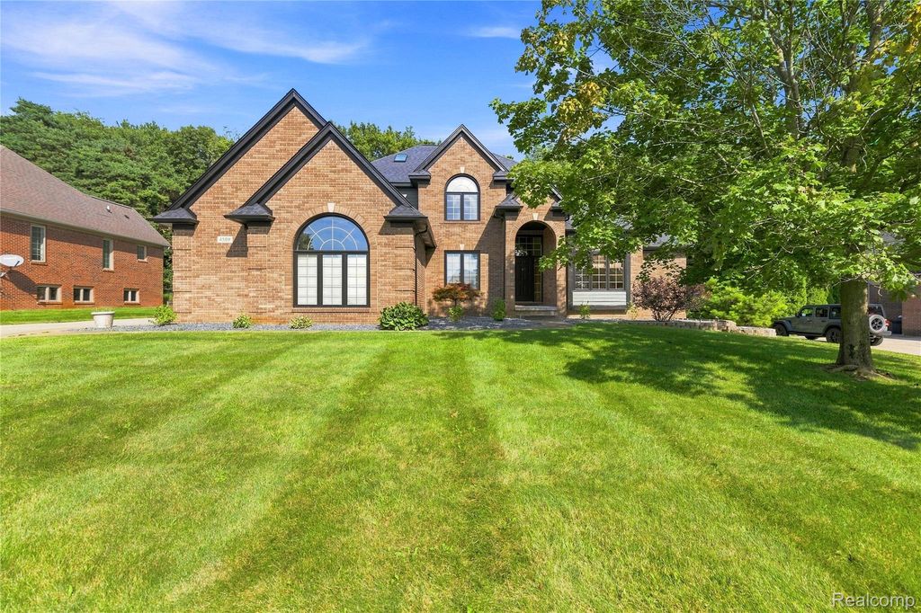 4509 Peppermill Lane, Lake Orion Village, MI 48359