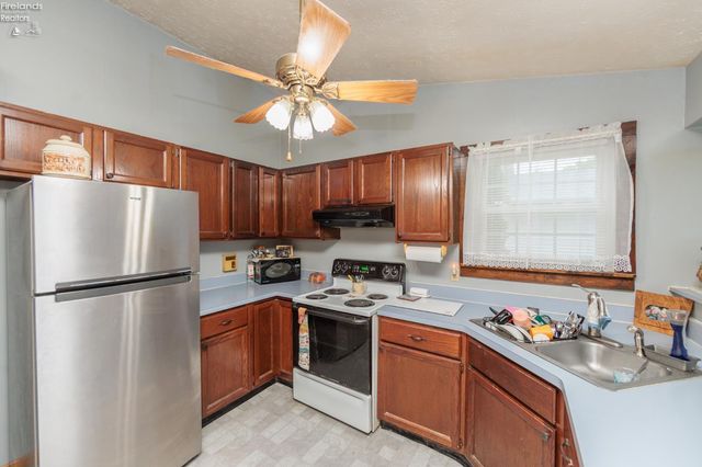 W 2704 39th, Lorain, OH 44053