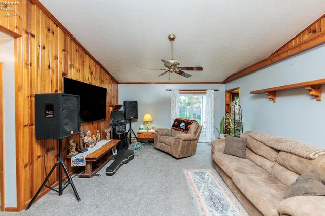 W 2704 39th, Lorain, OH 44053