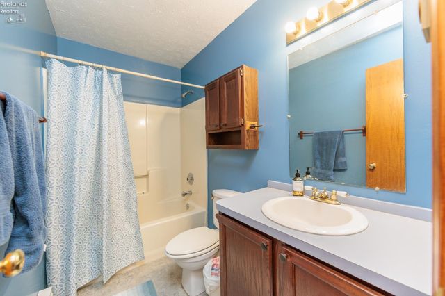 W 2704 39th, Lorain, OH 44053