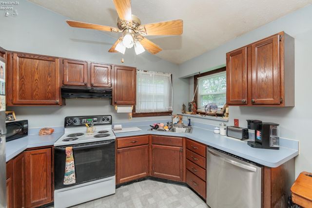 W 2704 39th, Lorain, OH 44053