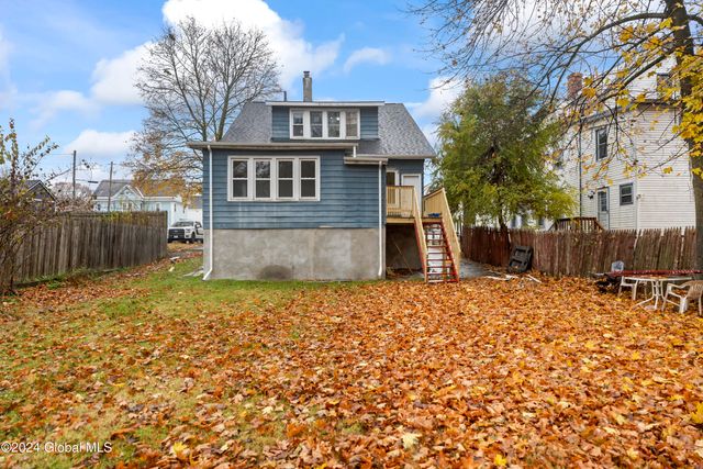 6 Blakeley Ct Fl 2, Troy, NY 12180