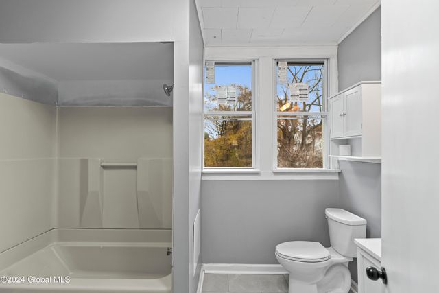 6 Blakeley Ct Fl 2, Troy, NY 12180