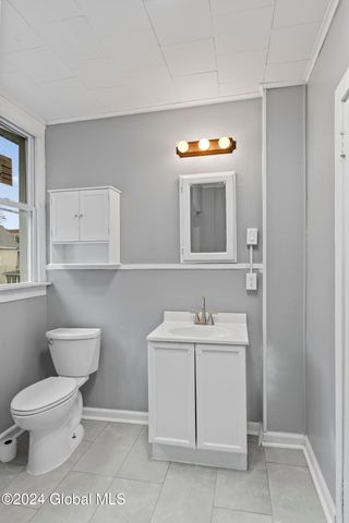 6 Blakeley Ct Fl 2, Troy, NY 12180