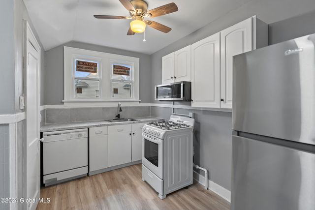 6 Blakeley Ct Fl 2, Troy, NY 12180