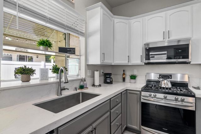 136 Woods Creek Dr, Oakdale, CA 95361