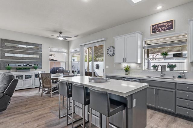 136 Woods Creek Dr, Oakdale, CA 95361