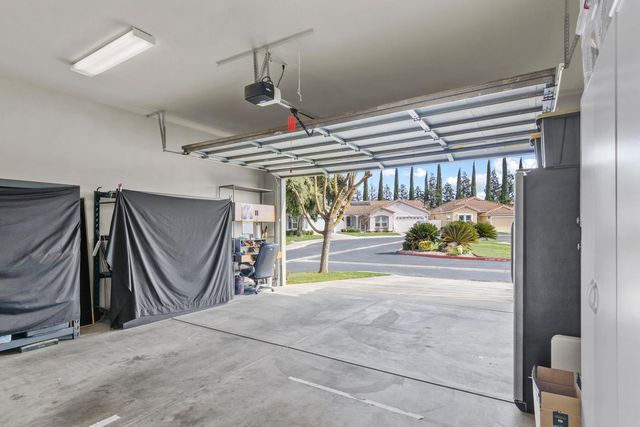 136 Woods Creek Dr, Oakdale, CA 95361