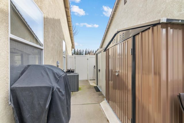 136 Woods Creek Dr, Oakdale, CA 95361