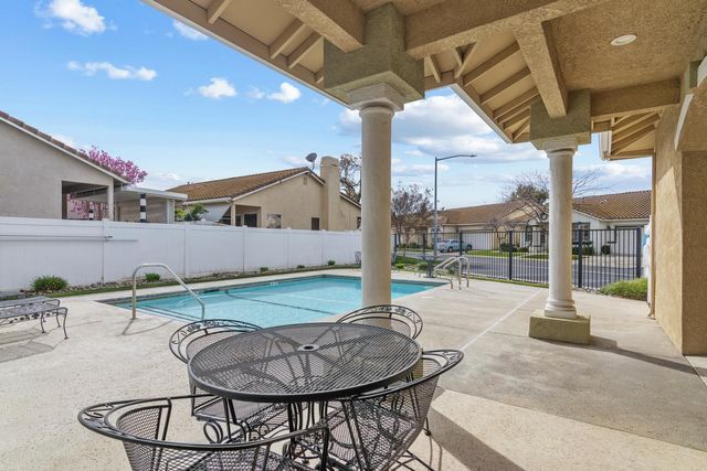 136 Woods Creek Dr, Oakdale, CA 95361