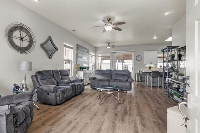 136 Woods Creek Dr, Oakdale, CA 95361