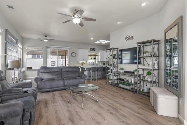 136 Woods Creek Dr, Oakdale, CA 95361