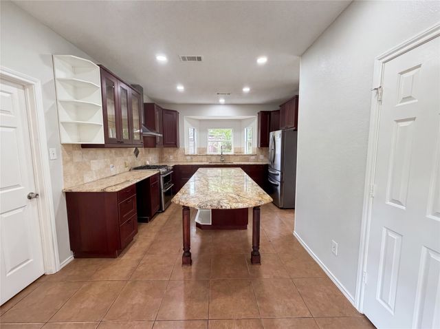 815 Ramblewood Drive, Lewisville, TX 75067