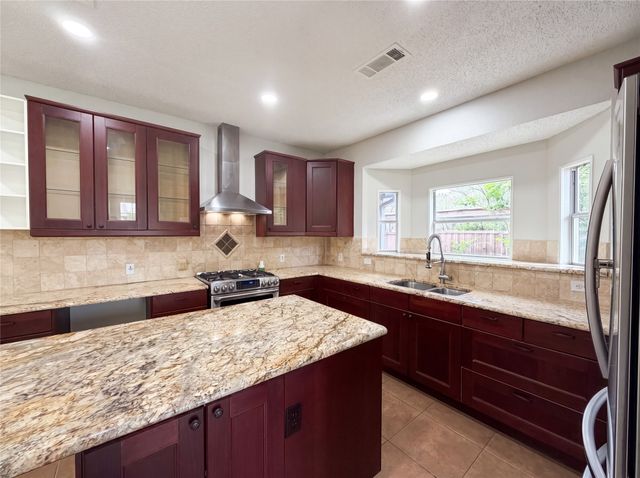 815 Ramblewood Drive, Lewisville, TX 75067