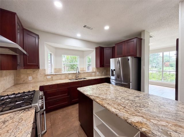 815 Ramblewood Drive, Lewisville, TX 75067