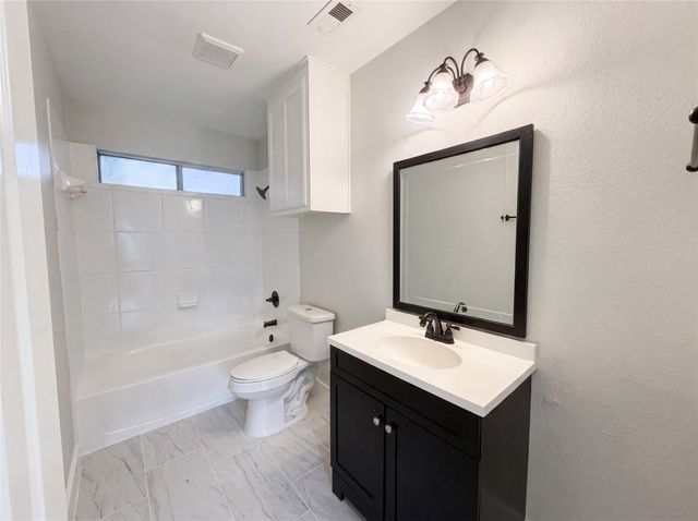 815 Ramblewood Drive, Lewisville, TX 75067