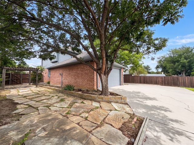 815 Ramblewood Drive, Lewisville, TX 75067