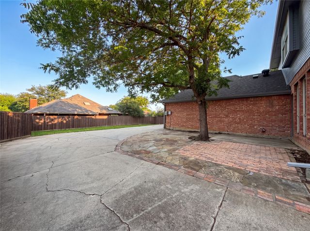 815 Ramblewood Drive, Lewisville, TX 75067