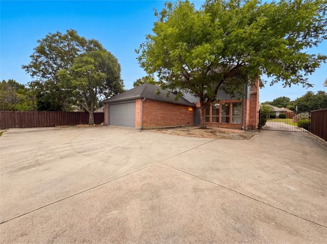 815 Ramblewood Drive, Lewisville, TX 75067