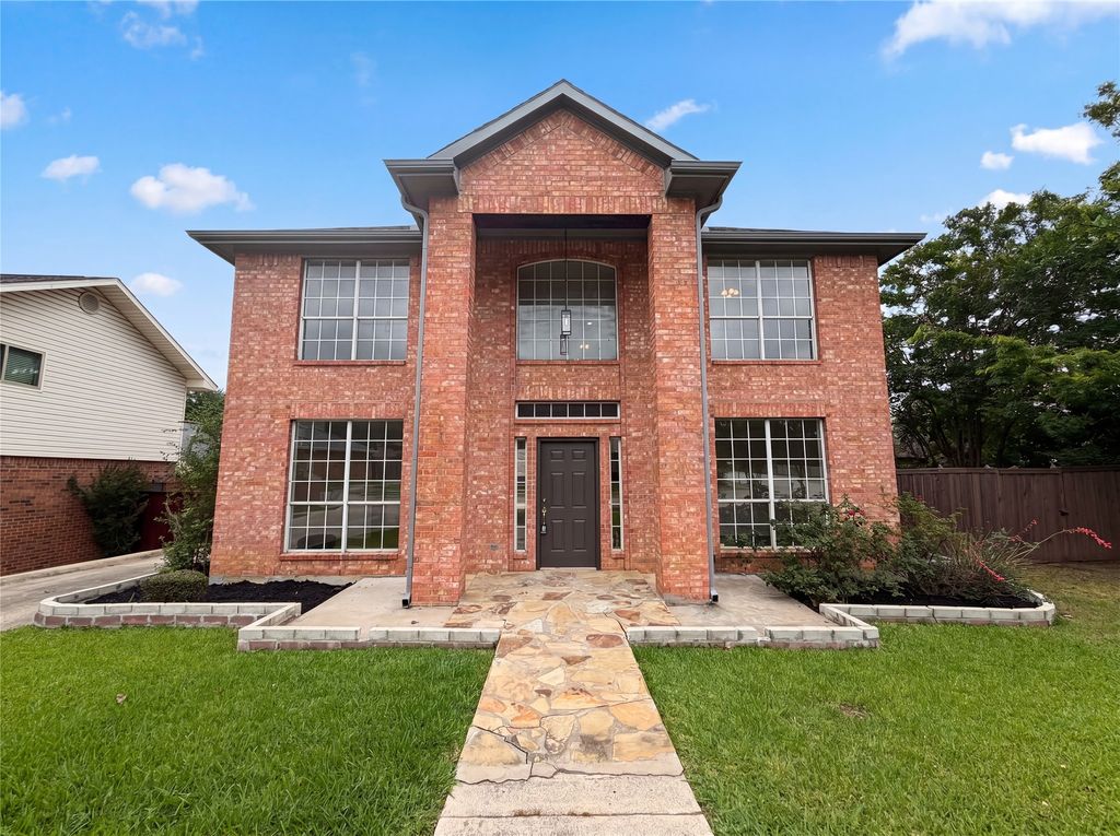 815 Ramblewood Drive, Lewisville, TX 75067