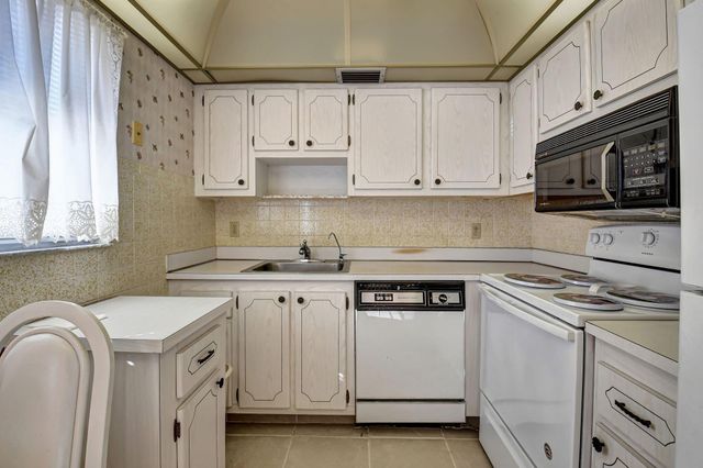 325 Saxony G, Delray Beach, FL 33446