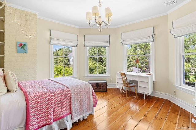 11 Prospect Avenue, Shelter Island Heights, NY 11965