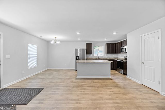 141 N Meadows Ridge Drive, Grantville, GA 30220