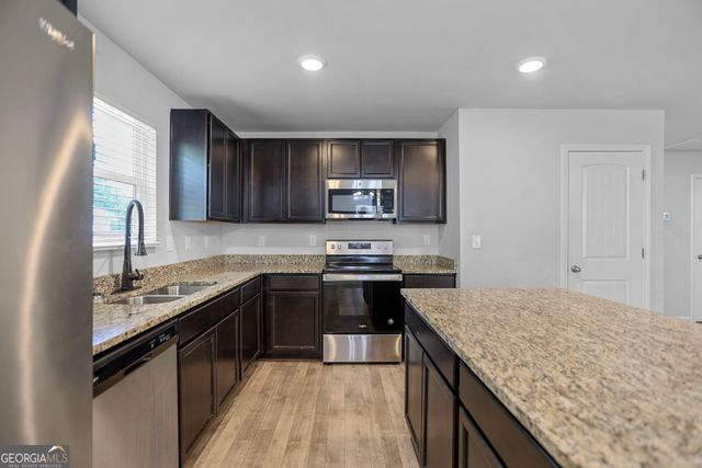 141 N Meadows Ridge Drive, Grantville, GA 30220