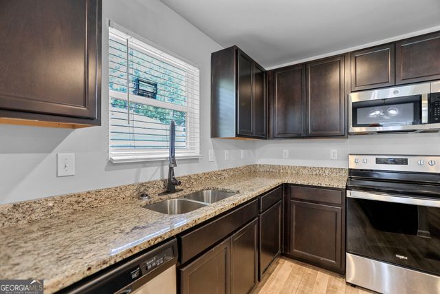 141 N Meadows Ridge Drive, Grantville, GA 30220