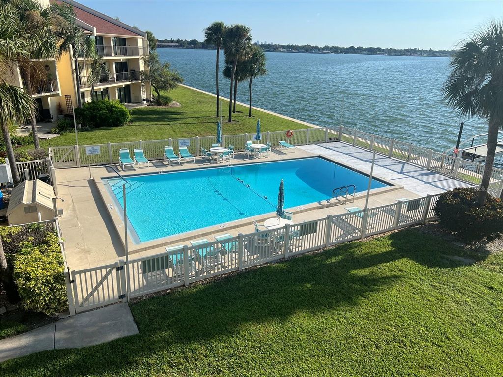 7520 SUNSHINE SKYWAY LANE S T18, St Petersburg, FL 33711