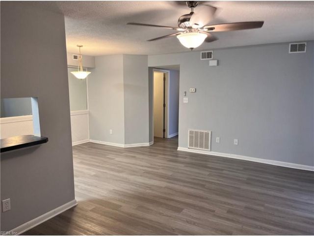 149 Windsor Castle Dr Apt E, Newport News, VA 23608