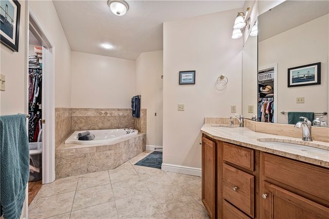 101 Quaker Ridge Ct, Ohioville, PA 15009