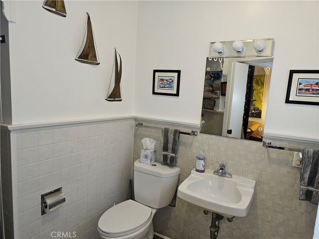 526 Park Avenue D, Newport Beach, CA 92662