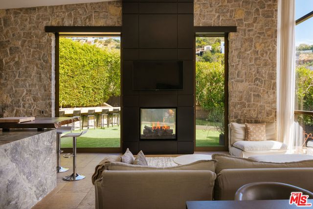 9233 Swallow Drive, West Hollywood, CA 90069