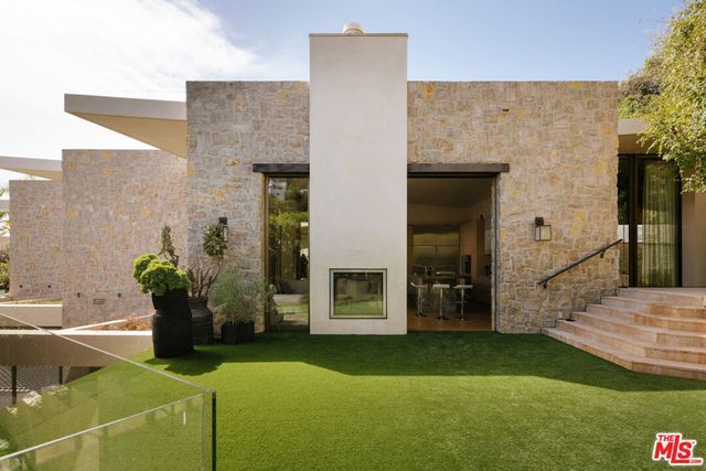 9233 Swallow Drive, West Hollywood, CA 90069