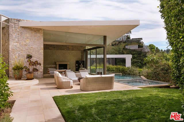 9233 Swallow Drive, West Hollywood, CA 90069